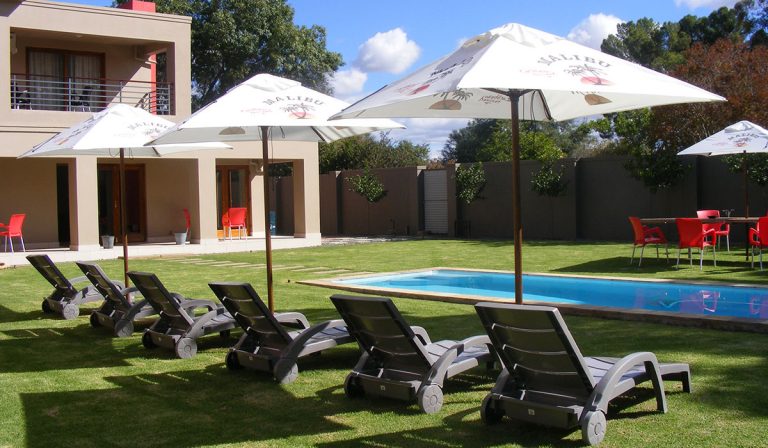 Karoo Sun Guesthouse - Accommodation - Oudtshoorn